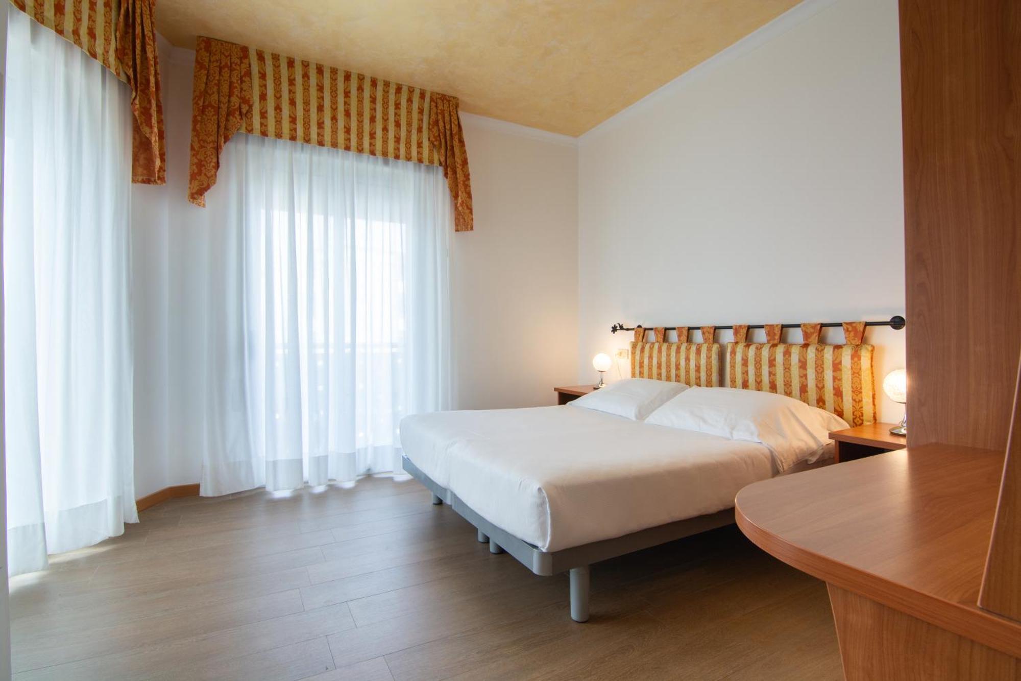 קאורלה Hotel Montecarlo 3 Stelle Superior מראה חיצוני תמונה